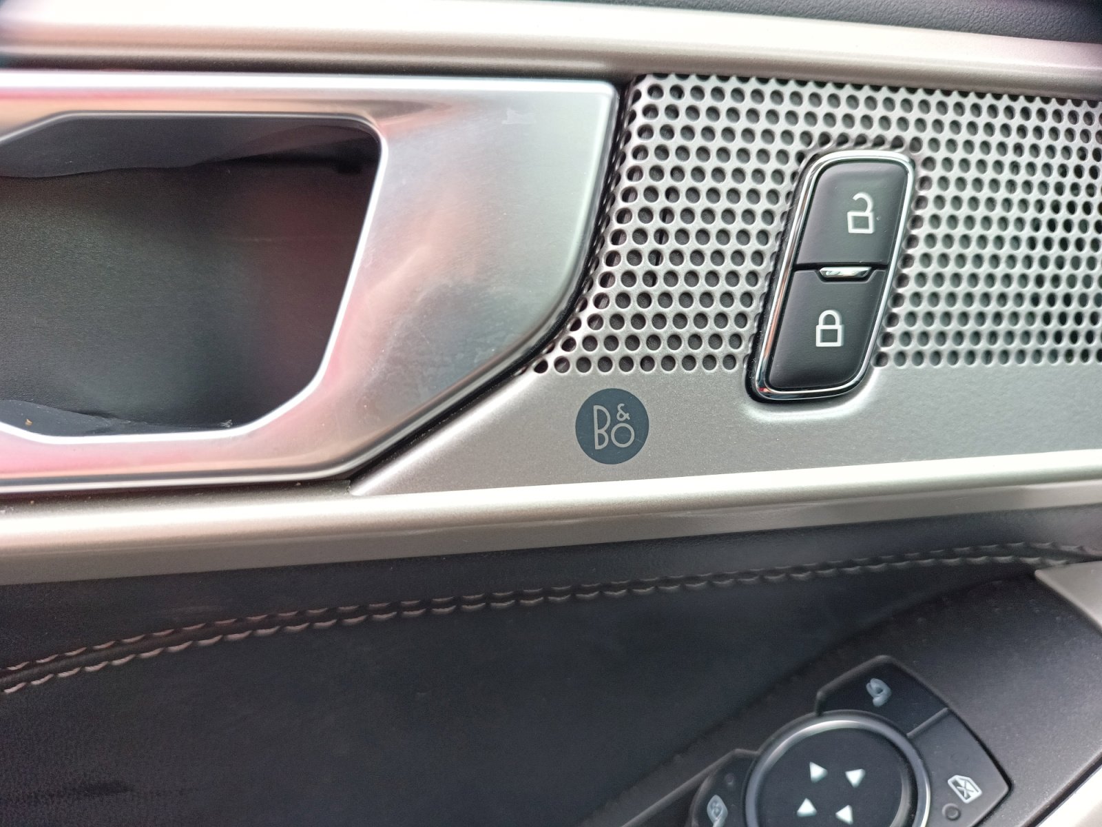 Used 2023 Ford Explorer Limited image 22