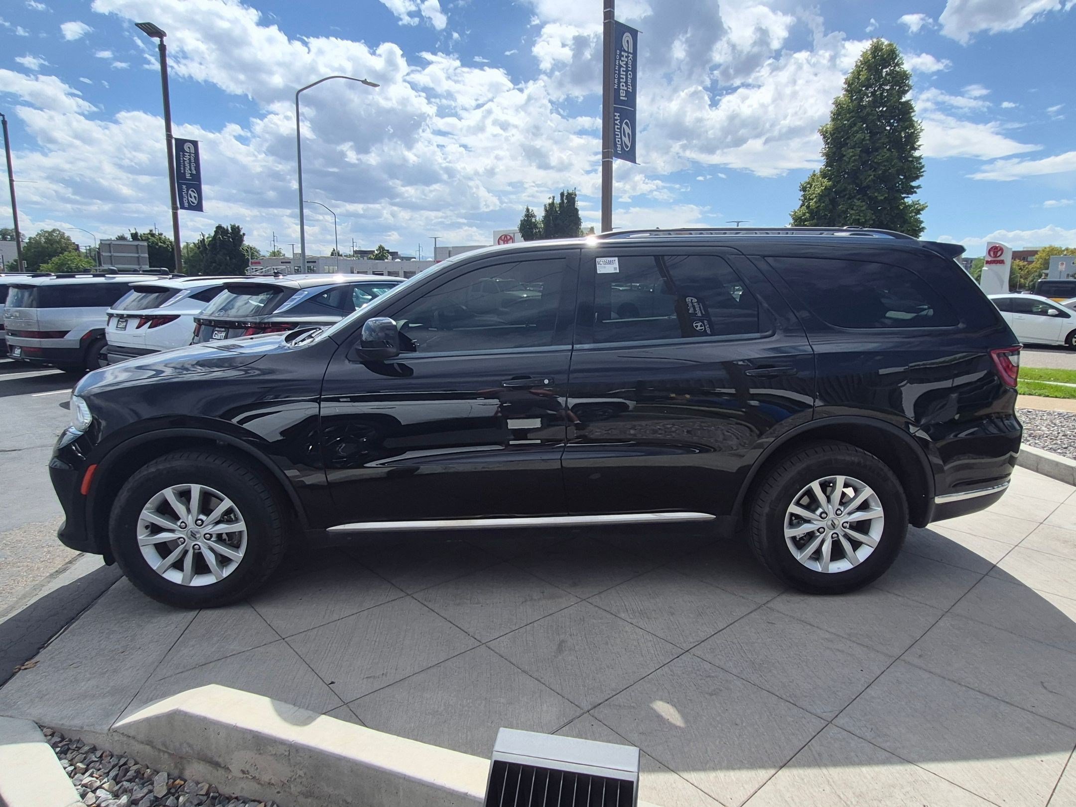 Used 2022 Dodge Durango SXT AWD/4WD image 9