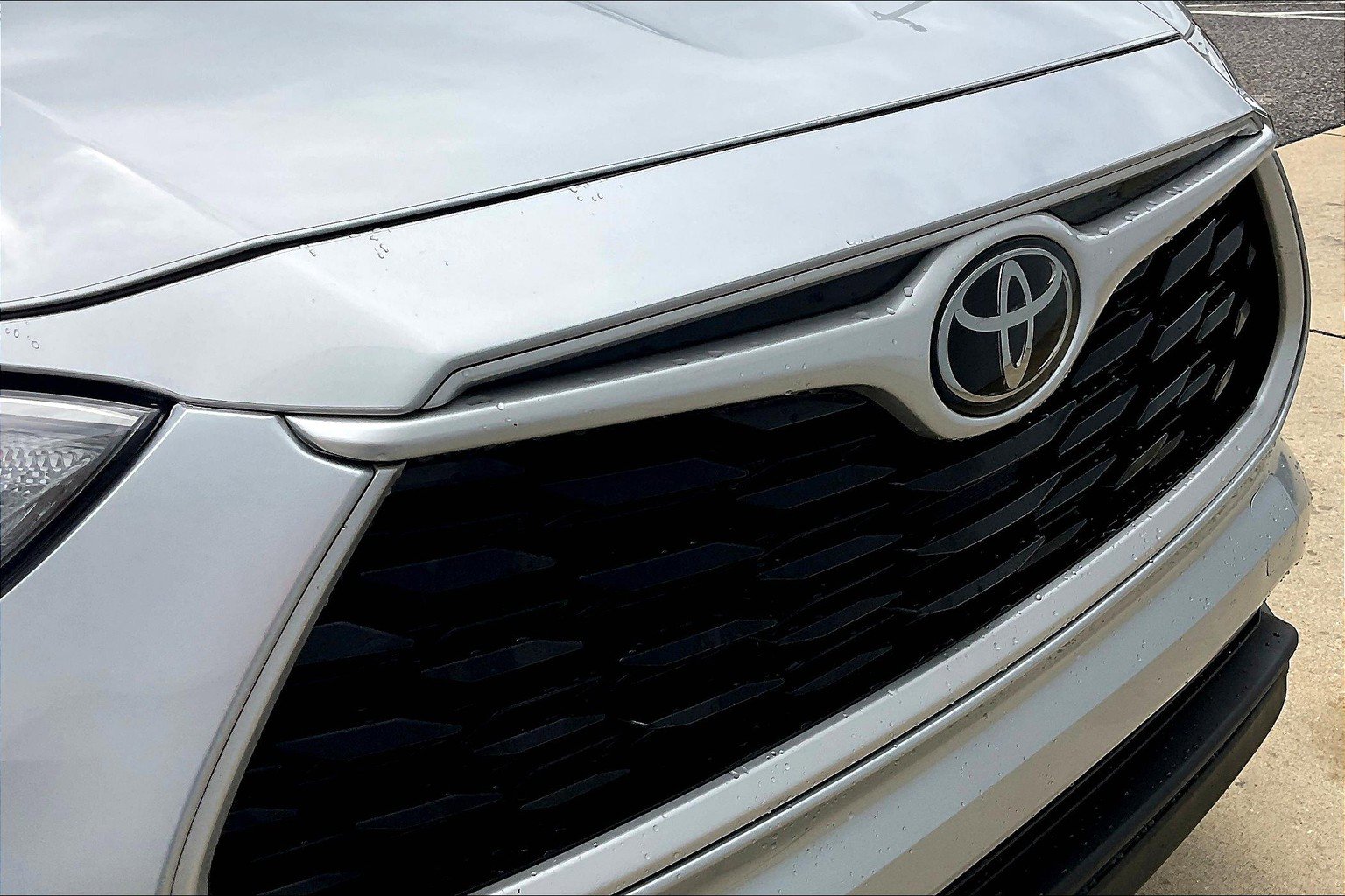 Used 2022 Toyota Highlander XLE AWD/4WD image 36