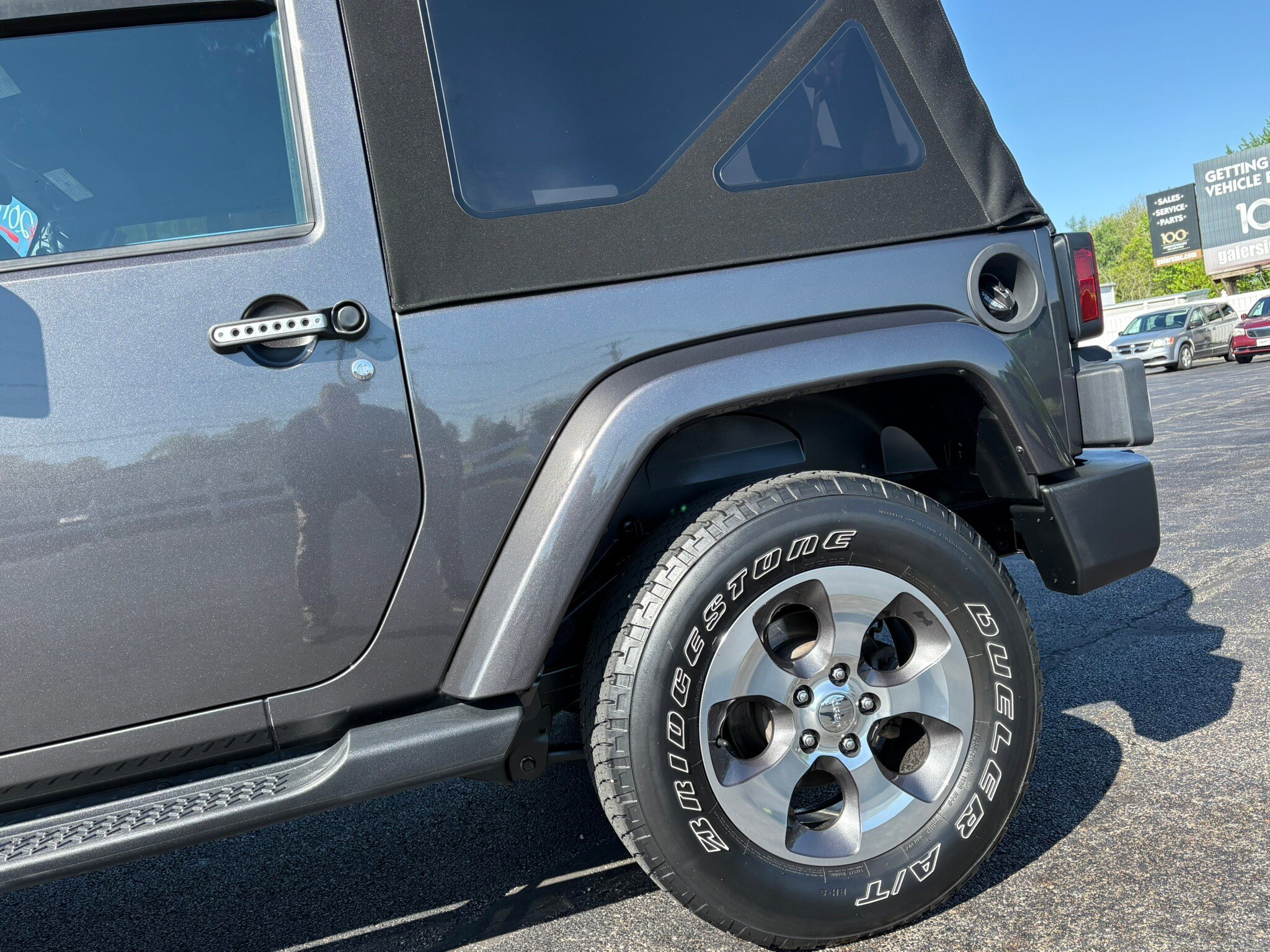 Used 2018 Jeep Wrangler Sahara w/ Connectivity Group AWD/4WD image 7