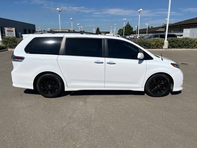 Used 2013 Toyota Sienna SE FWD image 3