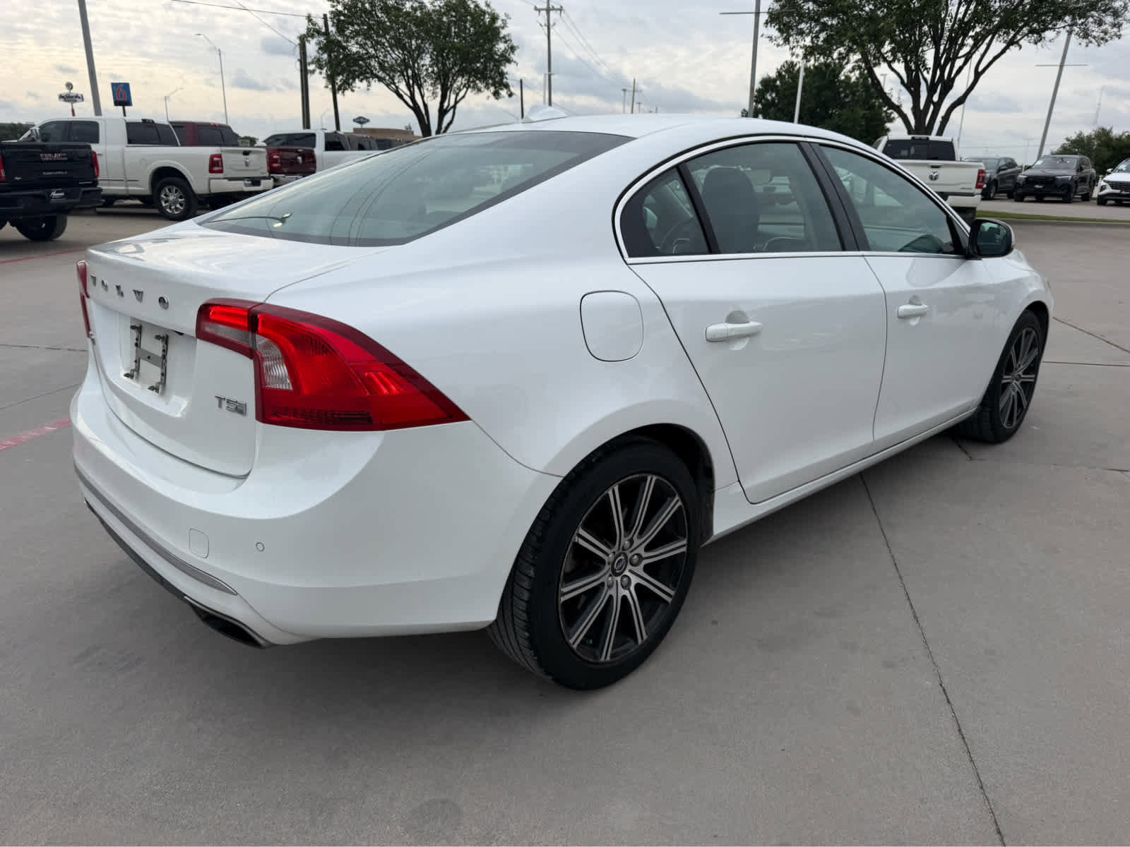 Used 2017 Volvo S60 T5 Inscription FWD image 3