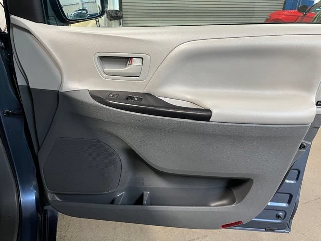 Used 2017 Toyota Sienna L FWD image 11