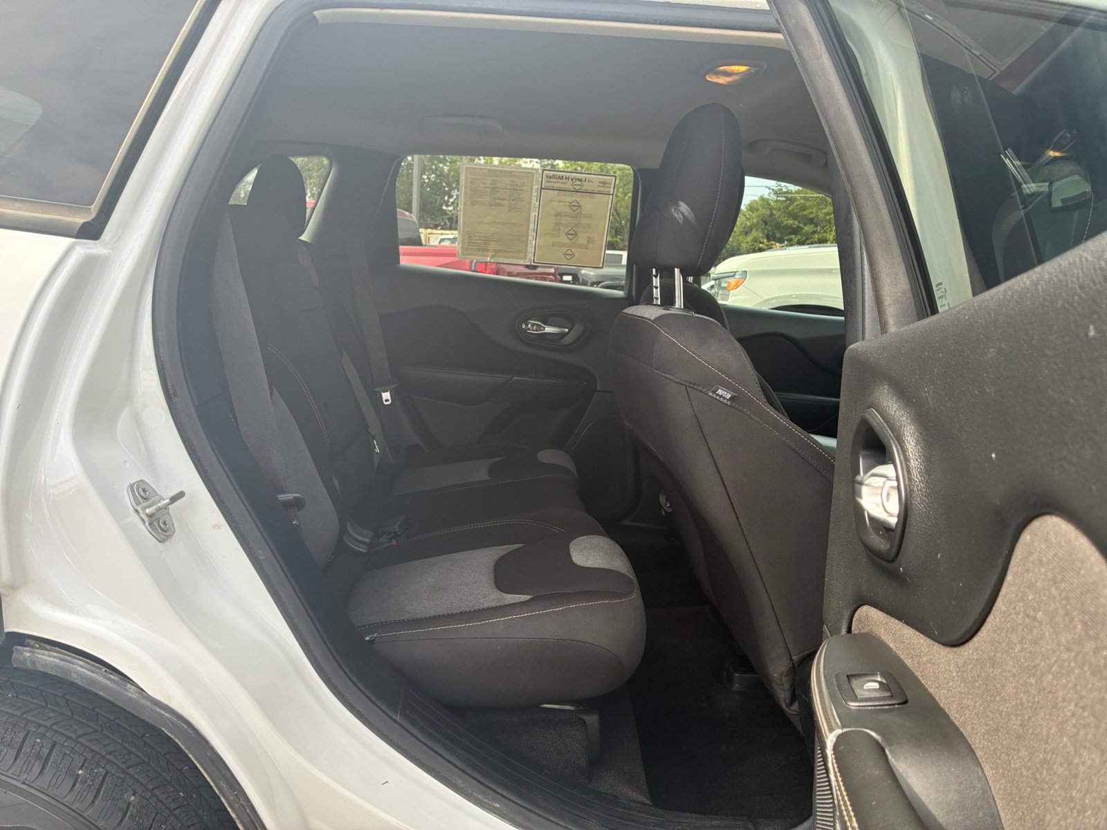 Used 2017 Jeep Cherokee Sport FWD image 28