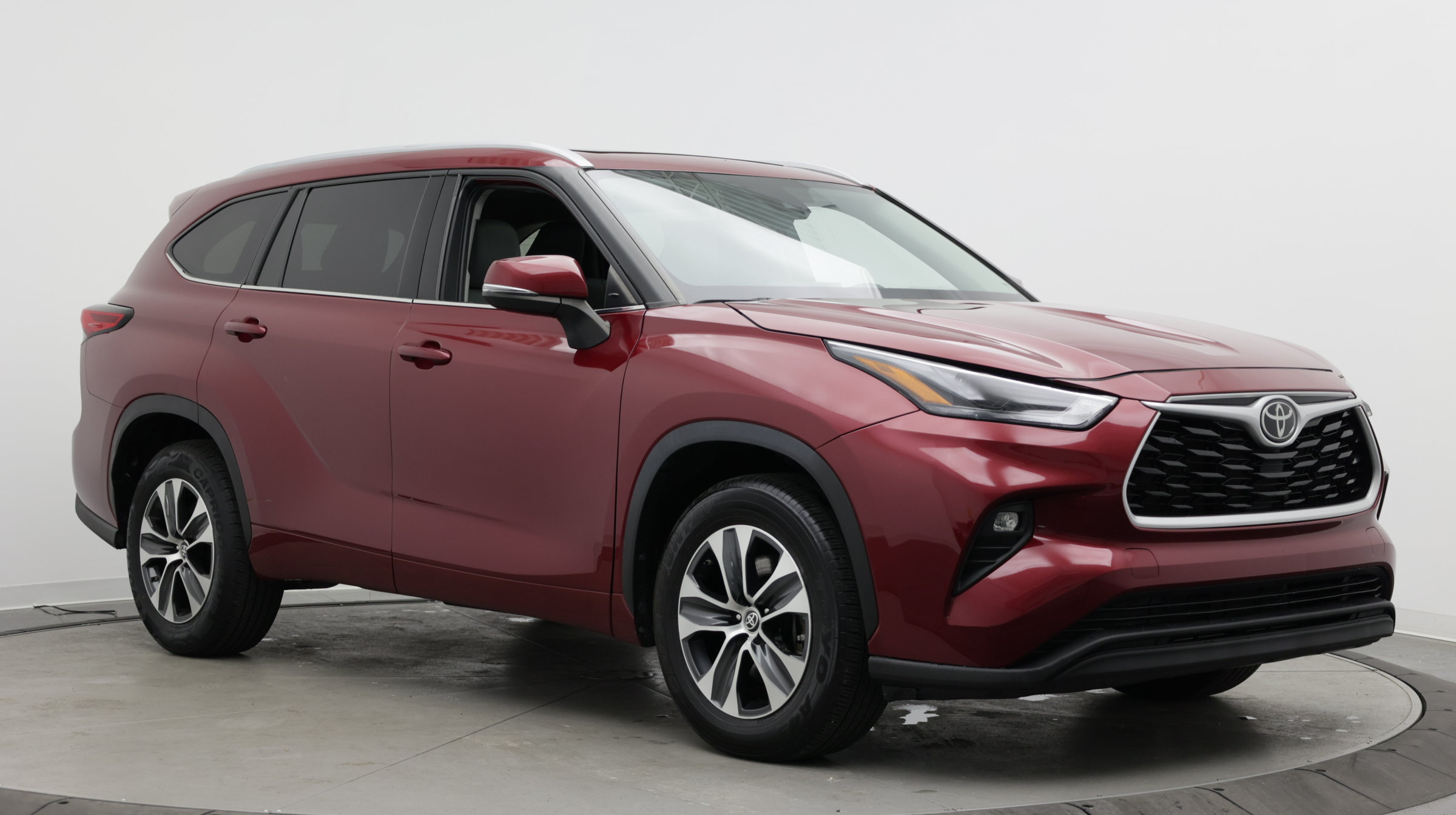 Used 2022 Toyota Highlander XLE FWD image 3