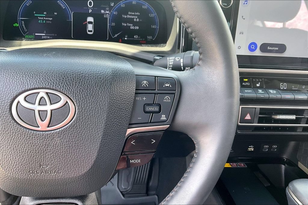 Used 2025 Toyota Camry XLE FWD image 12