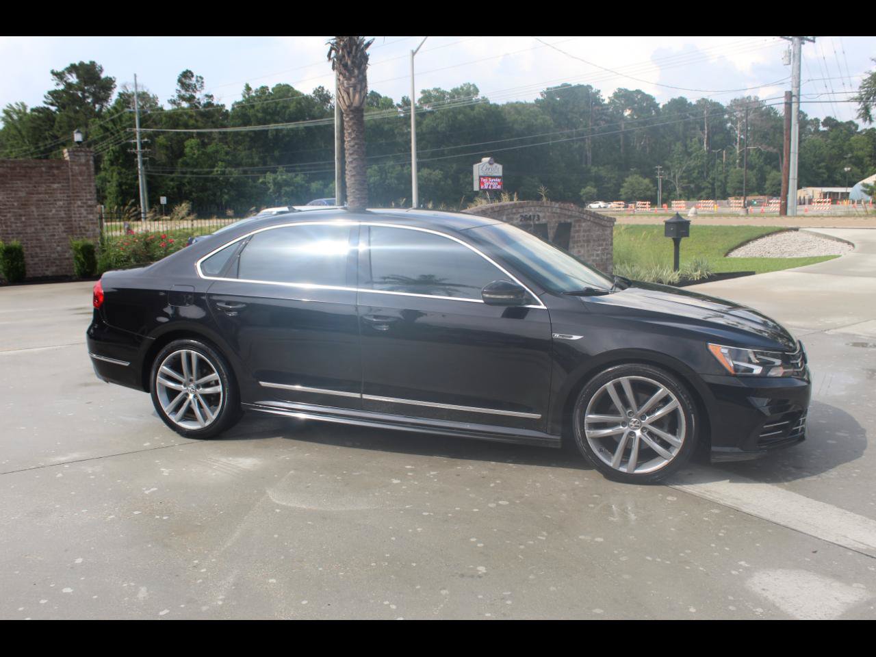 Used 2017 Volkswagen Passat 1.8T R-Line FWD image 1