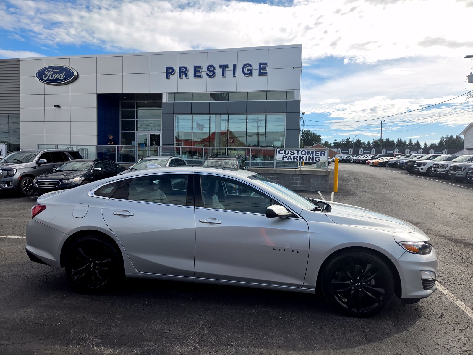 Used 2021 Chevrolet Malibu LT w/ Leather Package FWD image 2