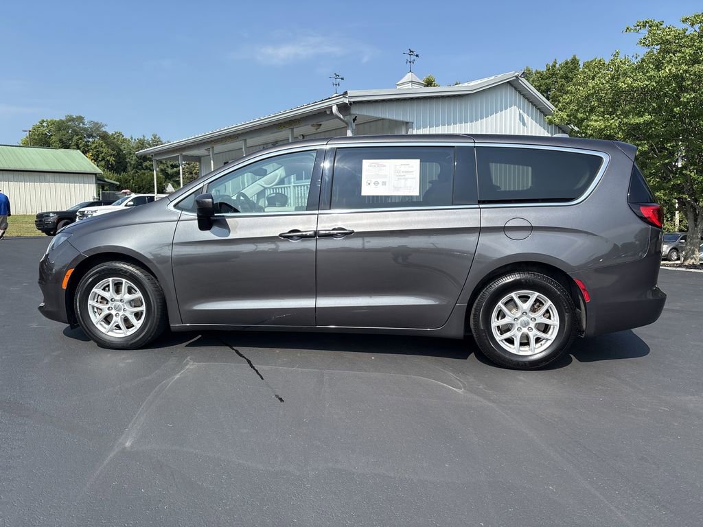 Used 2017 Chrysler Pacifica Touring image 8