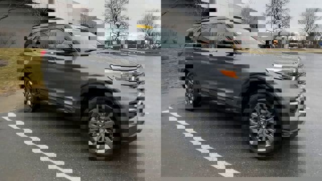 Used 2023 Ford Explorer XLT w/ Equipment Group 202A image 8