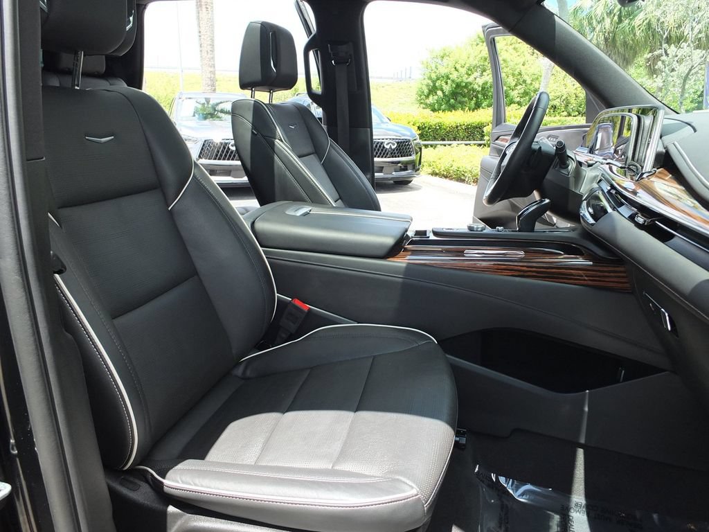 Used 2024 Cadillac Escalade Premium Luxury AWD/4WD image 25