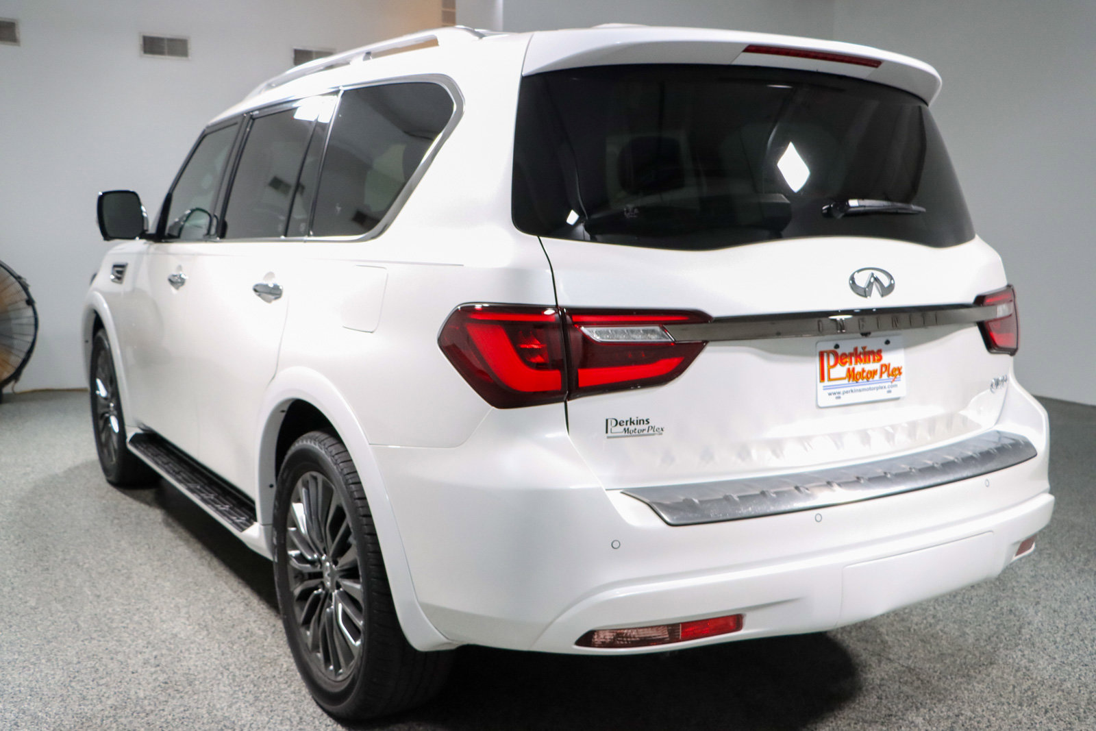 Used 2023 INFINITI QX80 Premium Select w/ Cargo Package image 9
