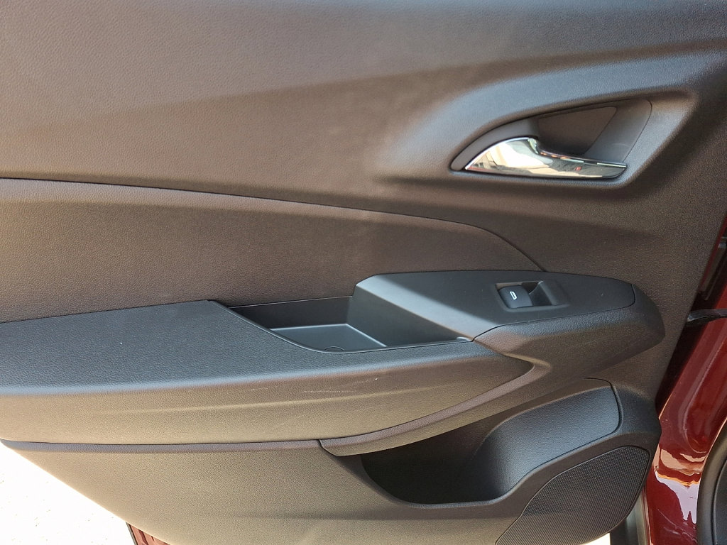 Used 2025 Chevrolet Trax RS image 19