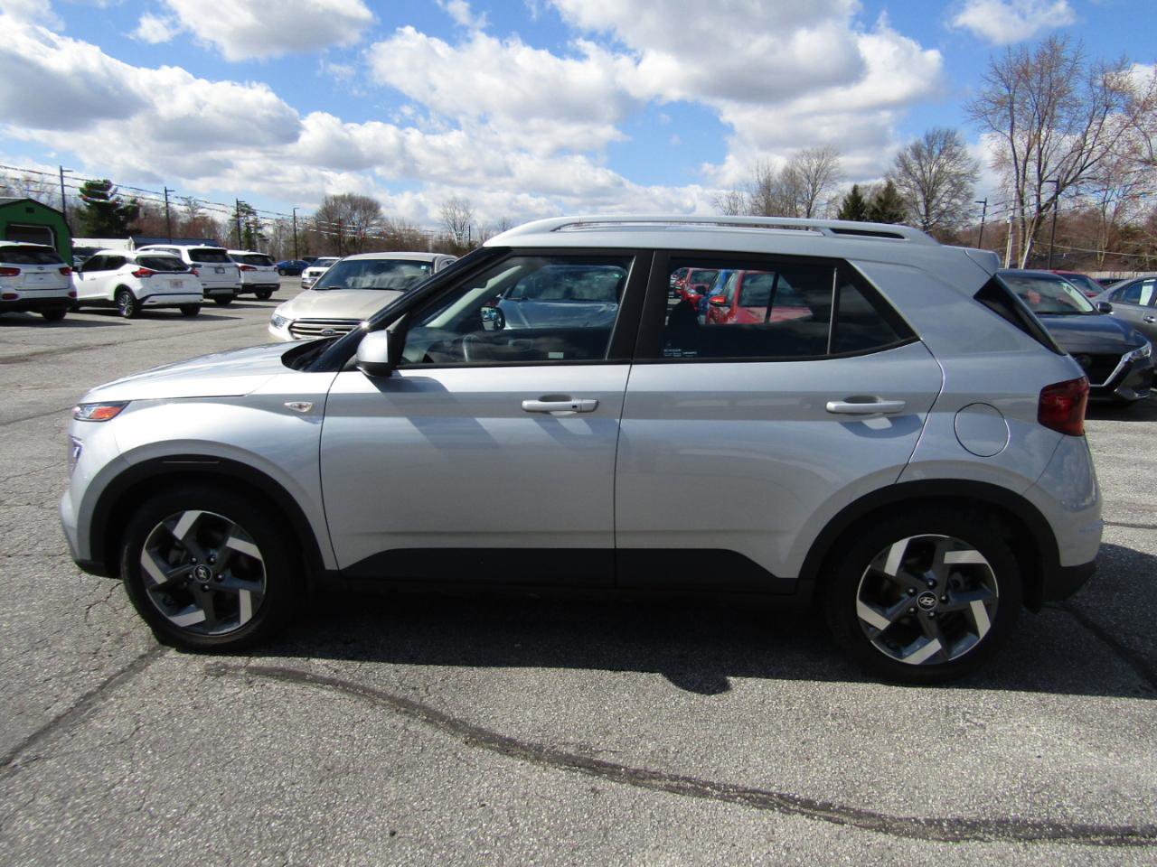 Used 2021 Hyundai Venue SEL w/ Premium Package FWD image 4
