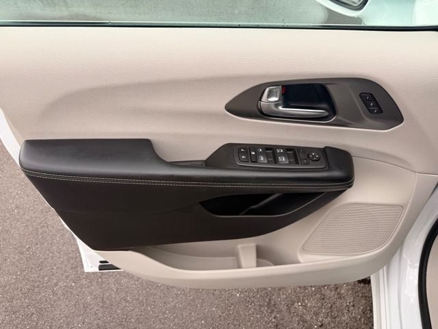 Used 2022 Chrysler Pacifica Touring-L AWD/4WD image 5