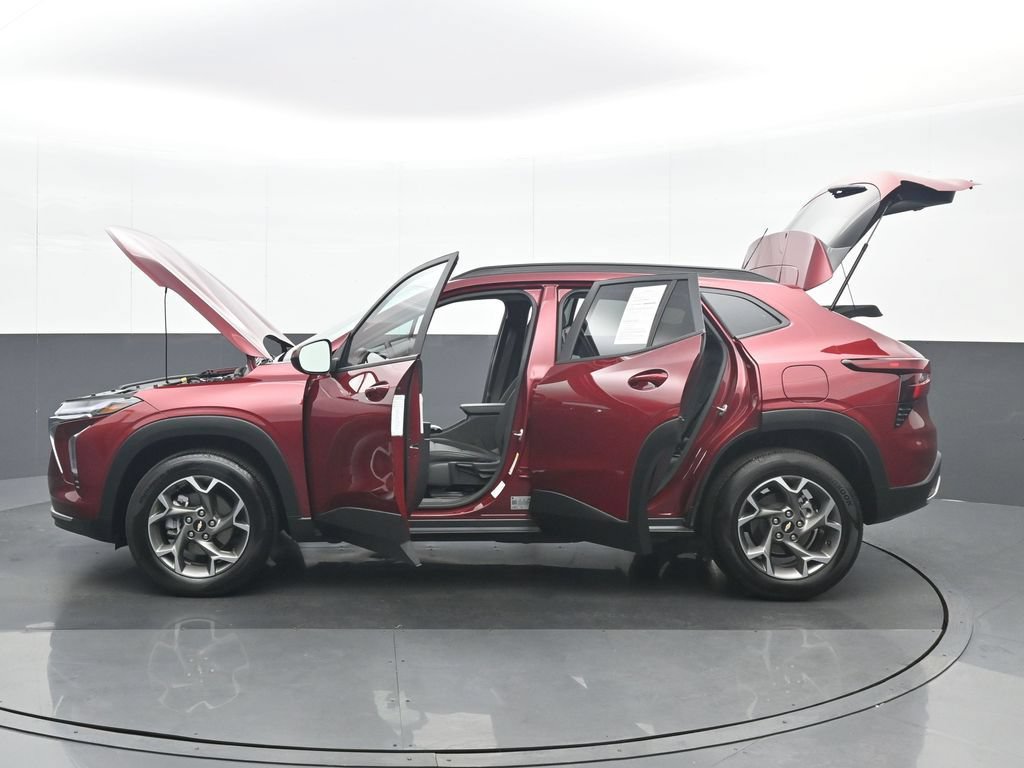 Used 2025 Chevrolet Trax LT w/ LT Convenience Package FWD image 38