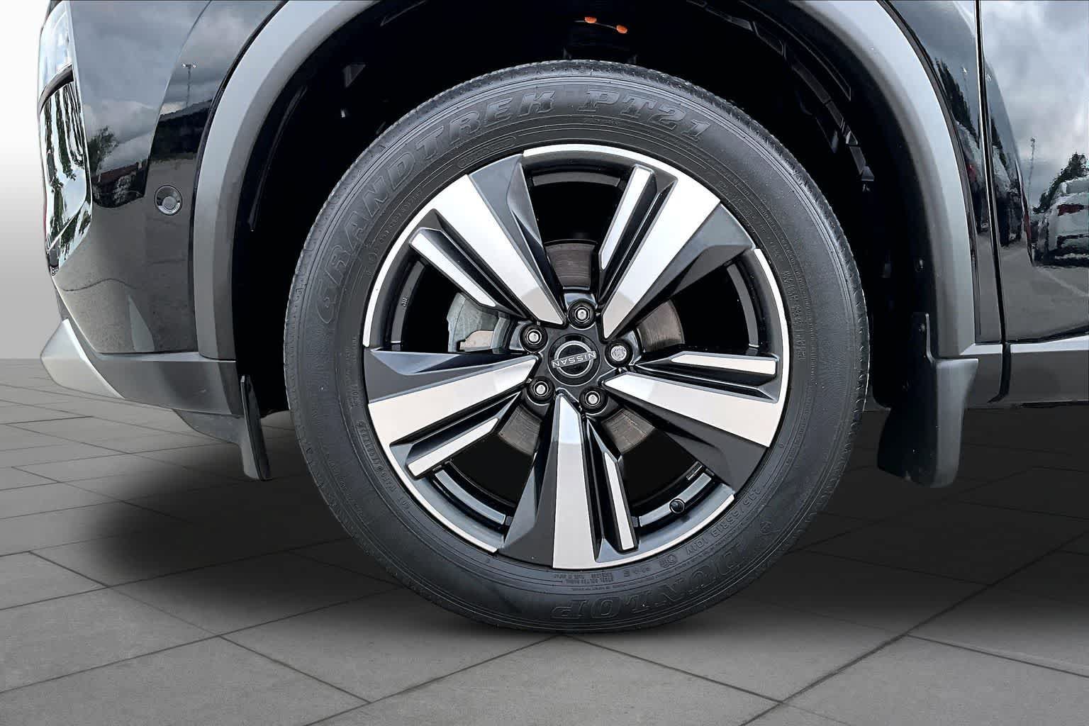 Used 2023 Nissan Rogue Platinum FWD image 11