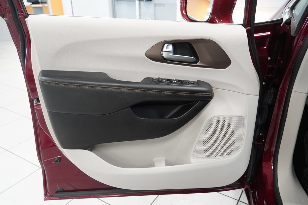 Used 2017 Chrysler Pacifica Touring-L FWD image 17