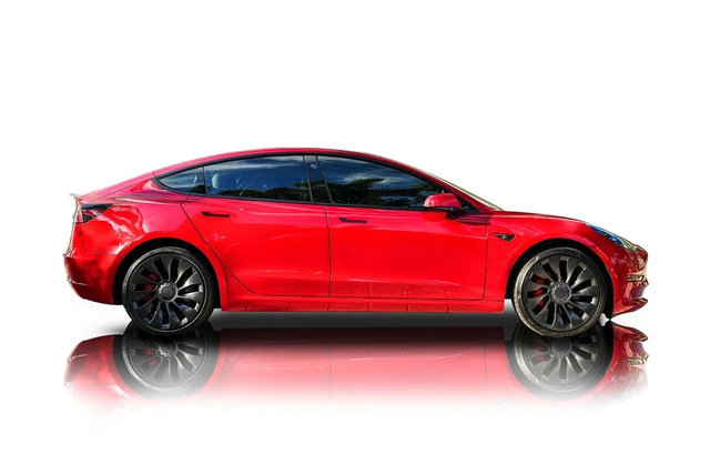 Used 2022 Tesla Model 3 Performance image 2