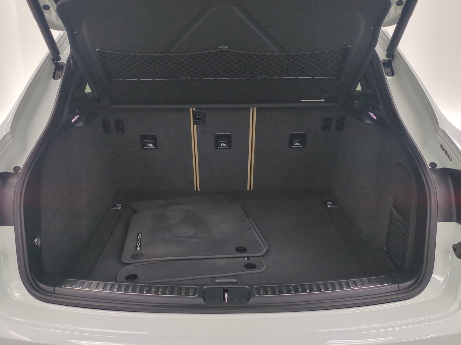 Certified 2020 Porsche Macan AWD/4WD image 10