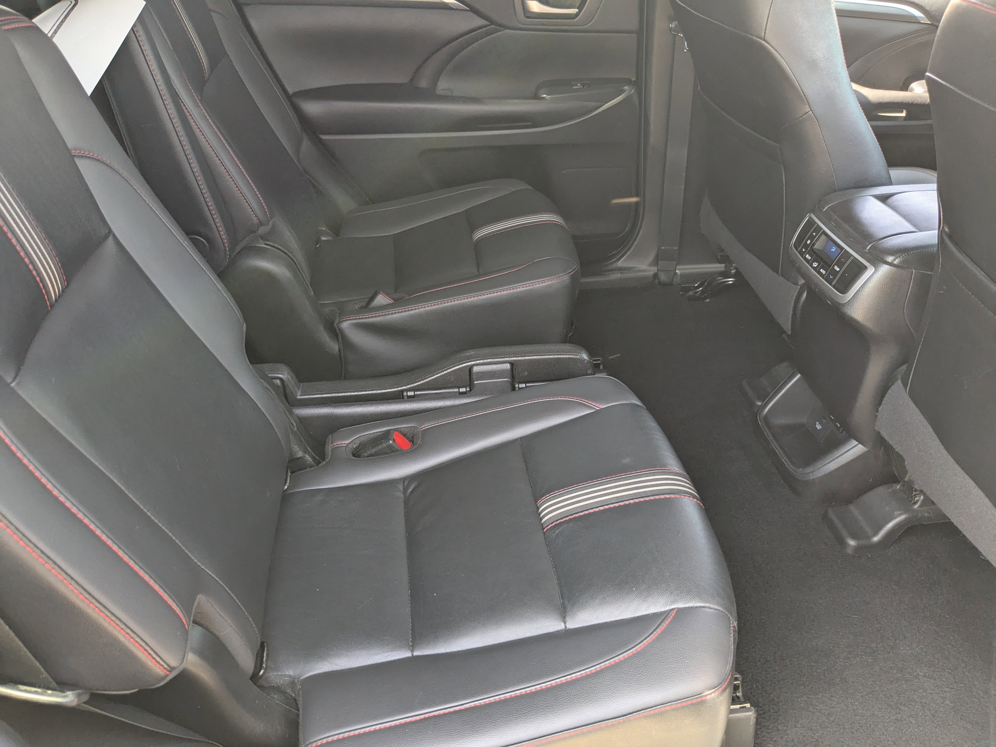 Used 2019 Toyota Highlander SE FWD image 12