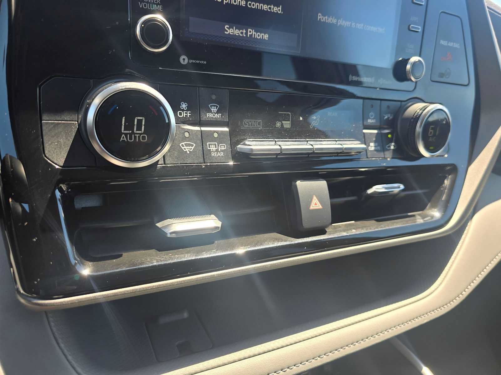 Used 2022 Toyota Highlander LE AWD/4WD image 29