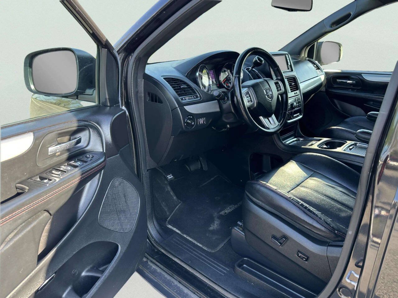 Used 2017 Dodge Grand Caravan GT FWD image 12