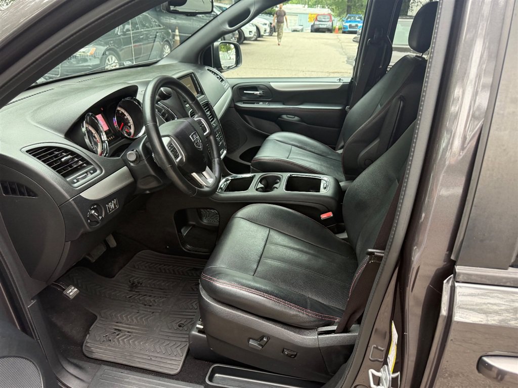 Used 2016 Dodge Grand Caravan R/T w/ Driver Convenience Group FWD image 9