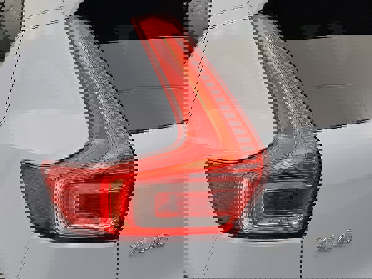 Used 2024 Volvo XC40 B5 Core image 7