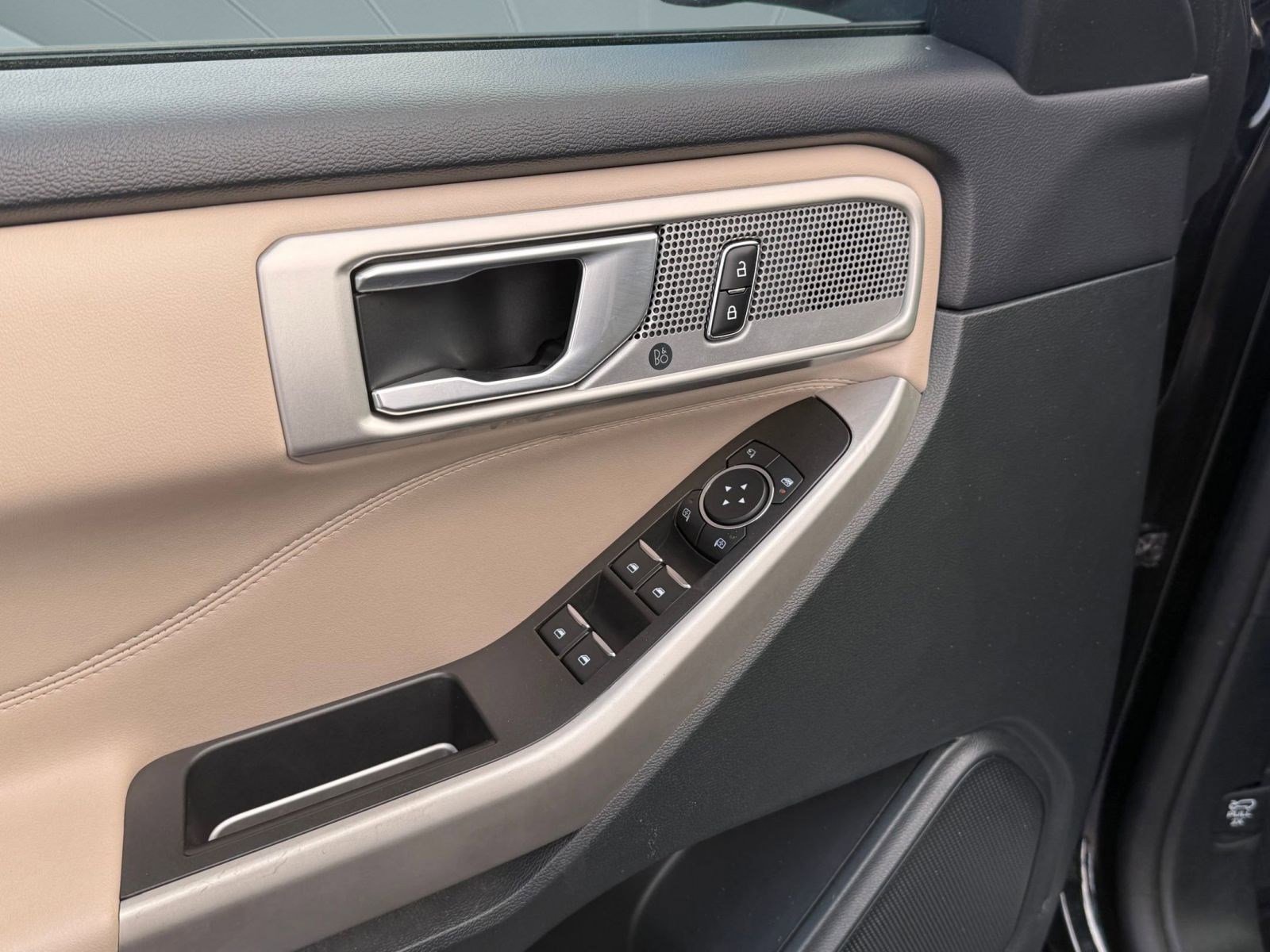 Used 2023 Ford Explorer Limited image 23