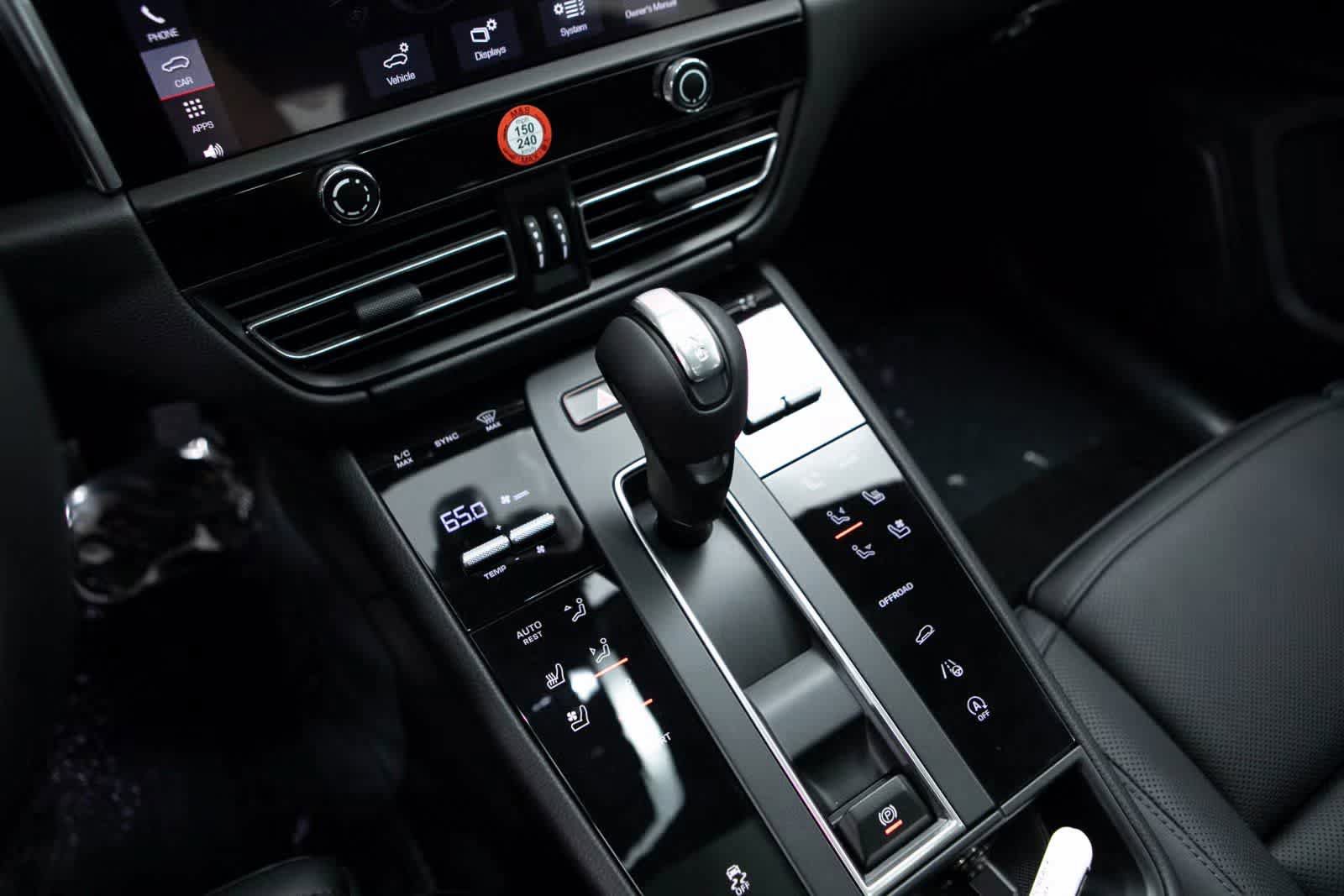 Certified 2025 Porsche Macan AWD/4WD image 16