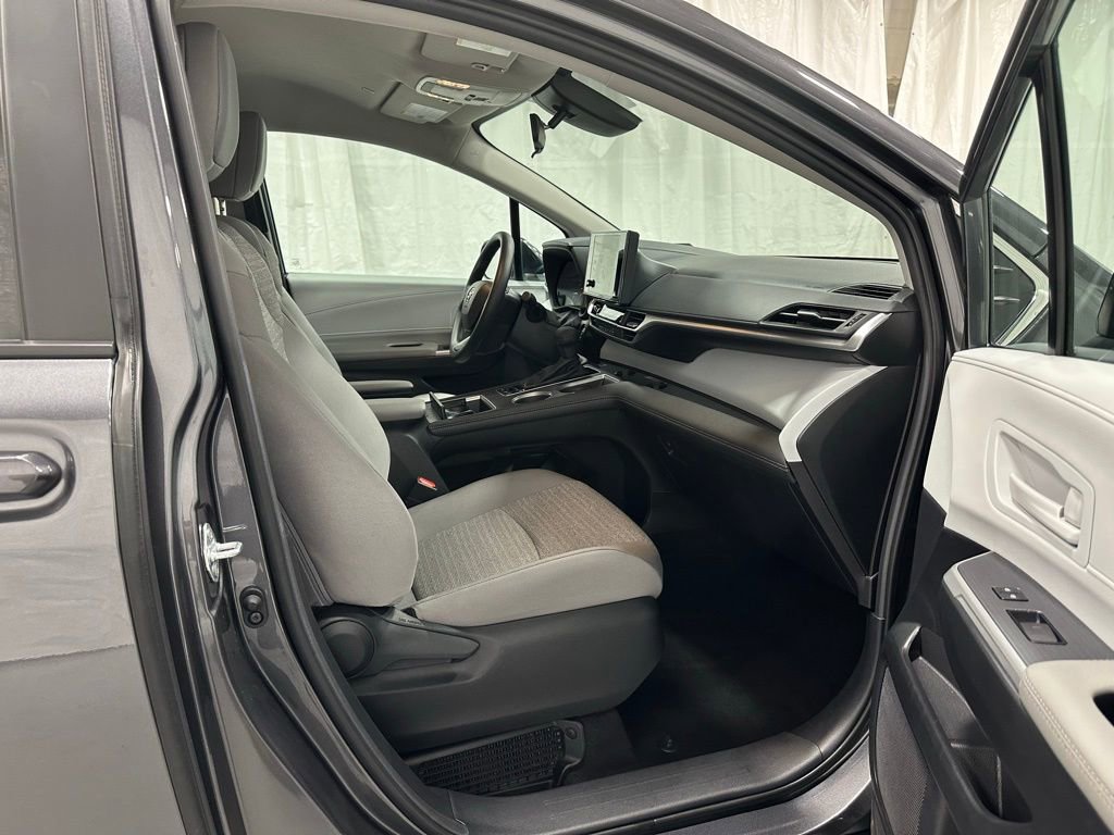 Used 2025 Toyota Sienna LE image 60
