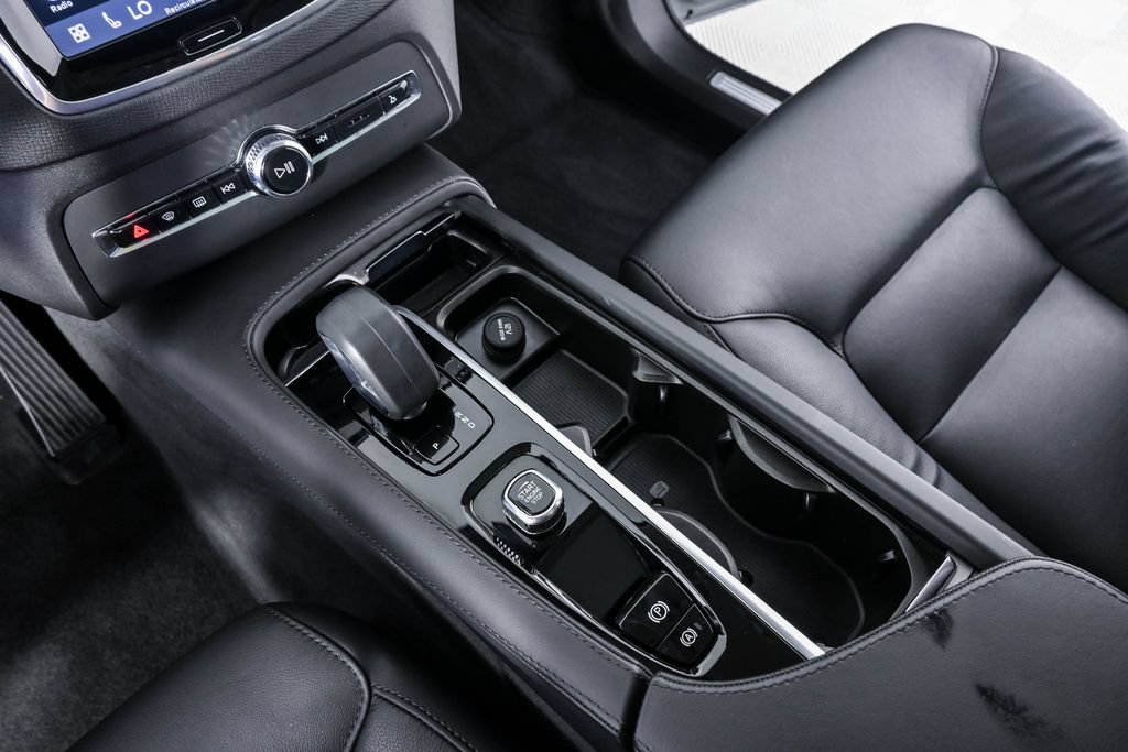 Certified 2025 Volvo XC90 B5 Core AWD/4WD image 18
