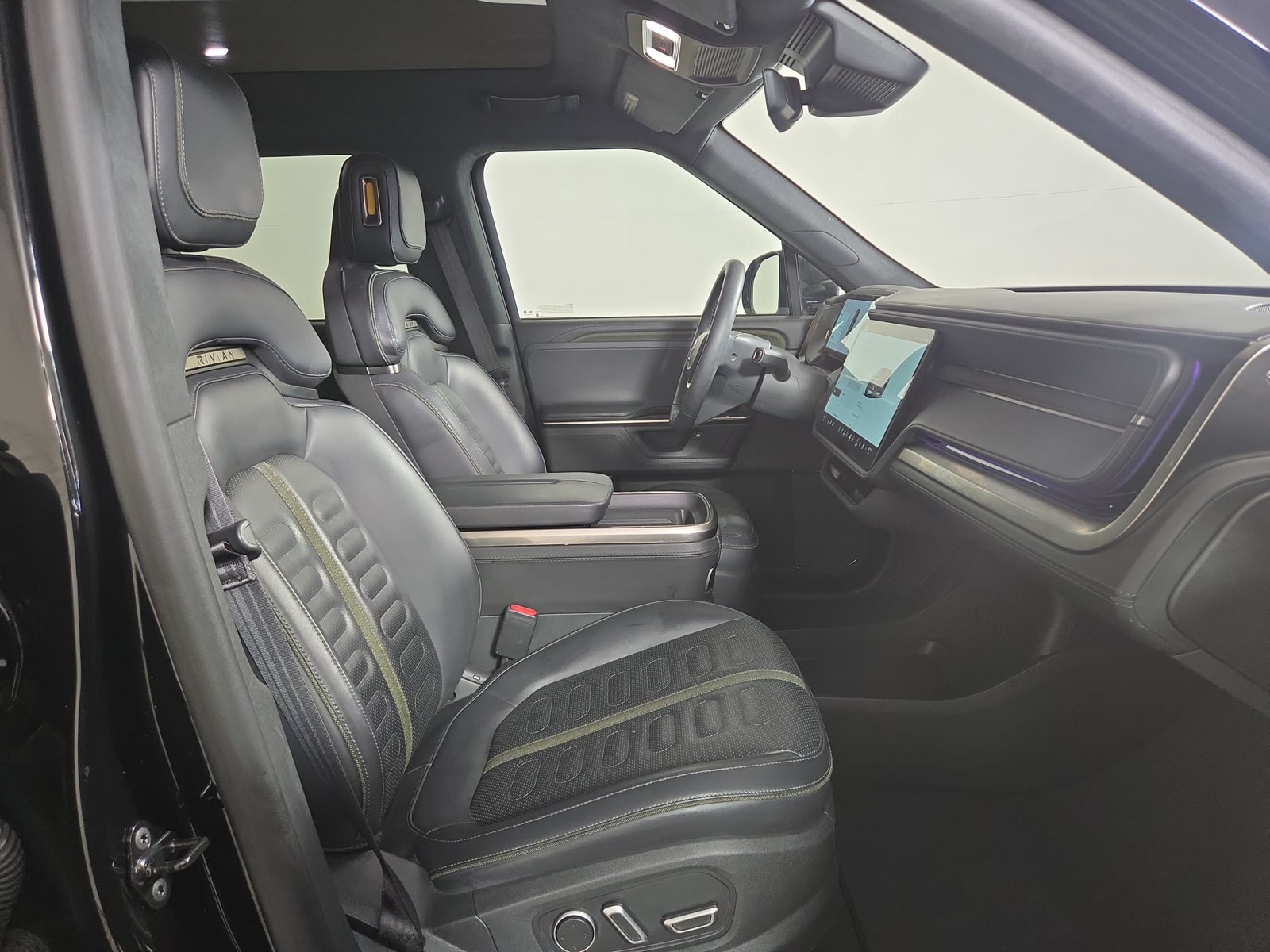 Used 2025 Rivian R1S Adventure Dual AWD/4WD image 24