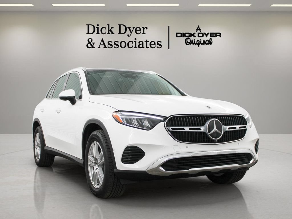 Used 2026 Mercedes-Benz GLC 300 4MATIC image 3