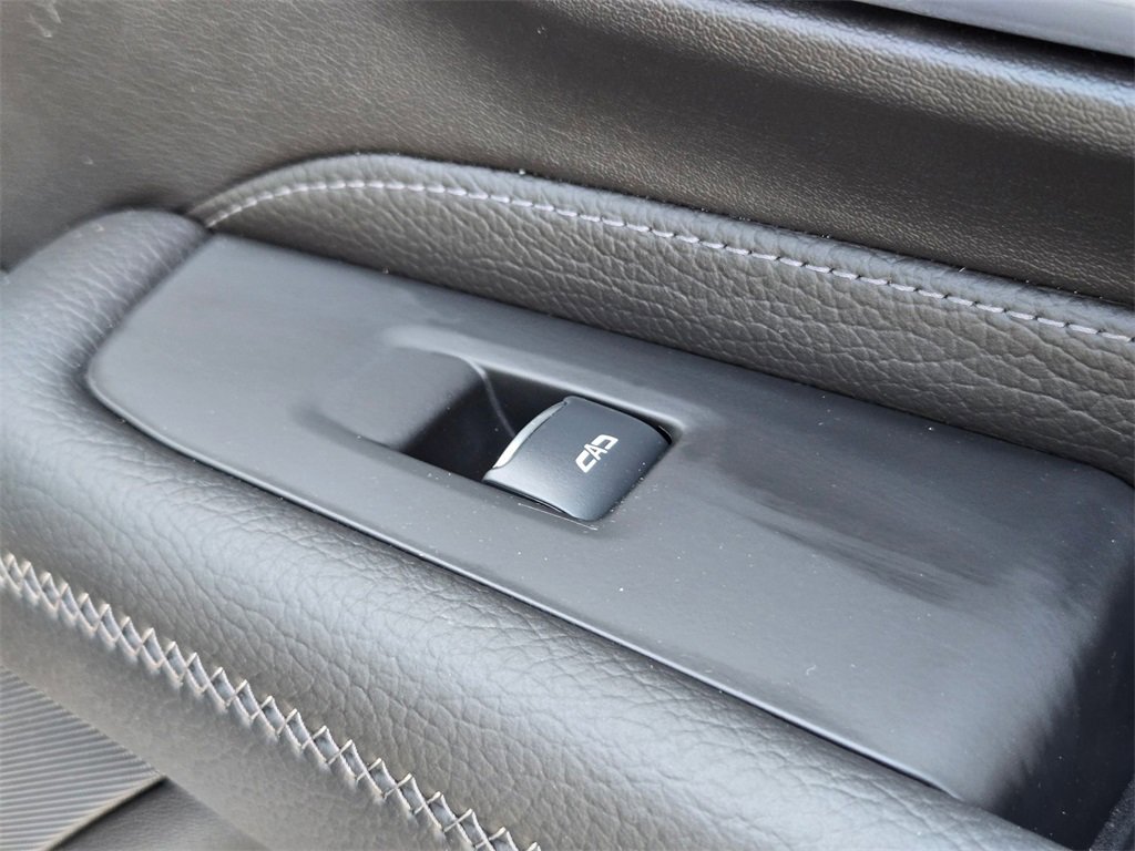 Used 2024 GMC Yukon XL Denali w/ Advanced Technology Package image 32