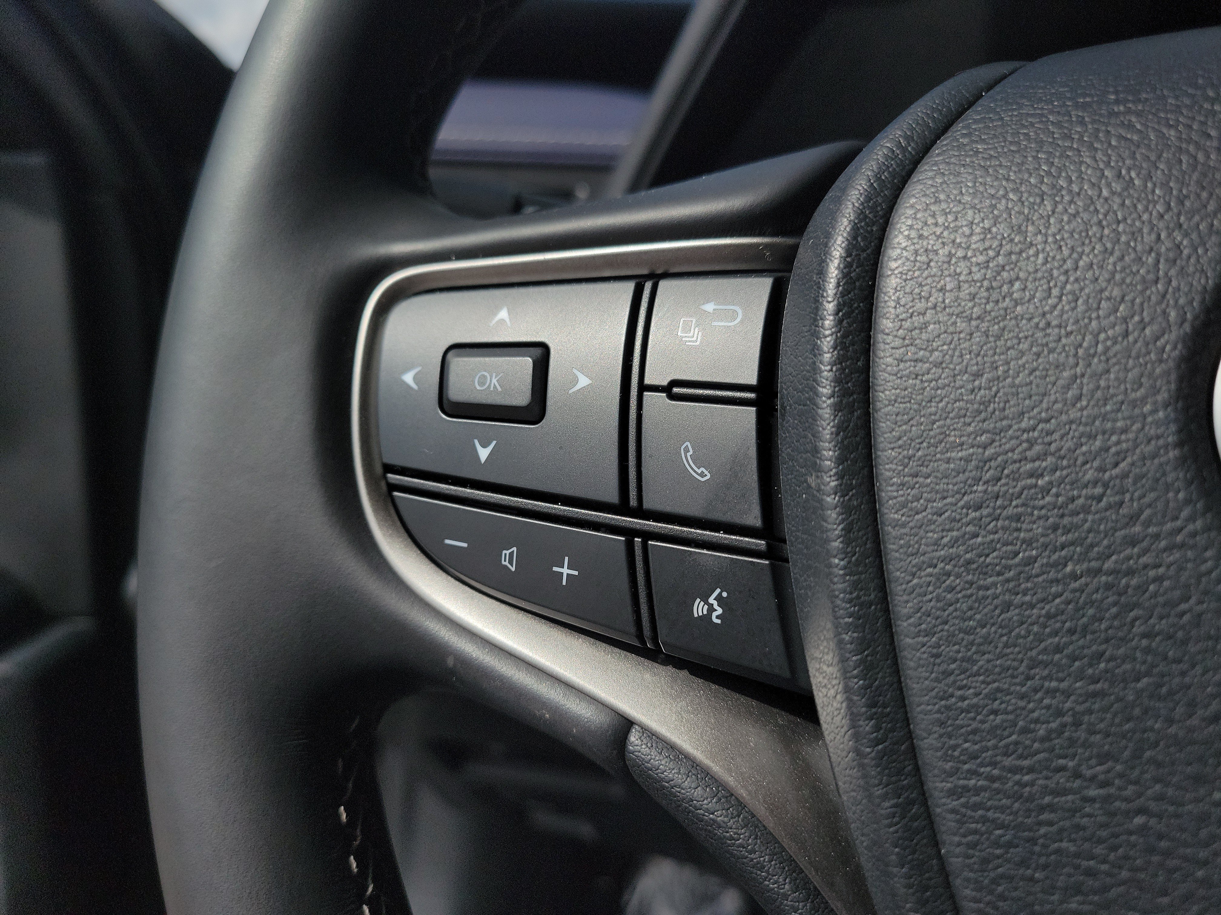 Used 2022 Lexus UX 200 w/ Accessory Package (Z2) FWD image 26