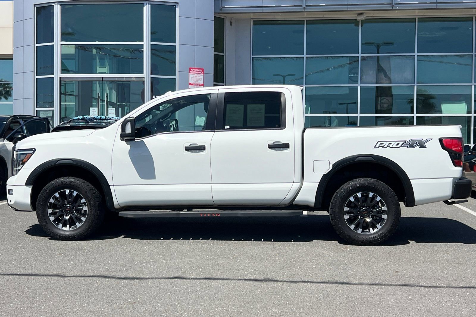 Used 2021 Nissan Titan PRO-4X w/ Pro-4x Convenience Package AWD/4WD image 7