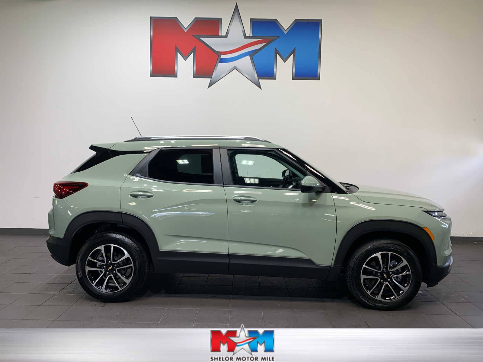 Used 2025 Chevrolet TrailBlazer LT w/ Driver Confidence Package image 1