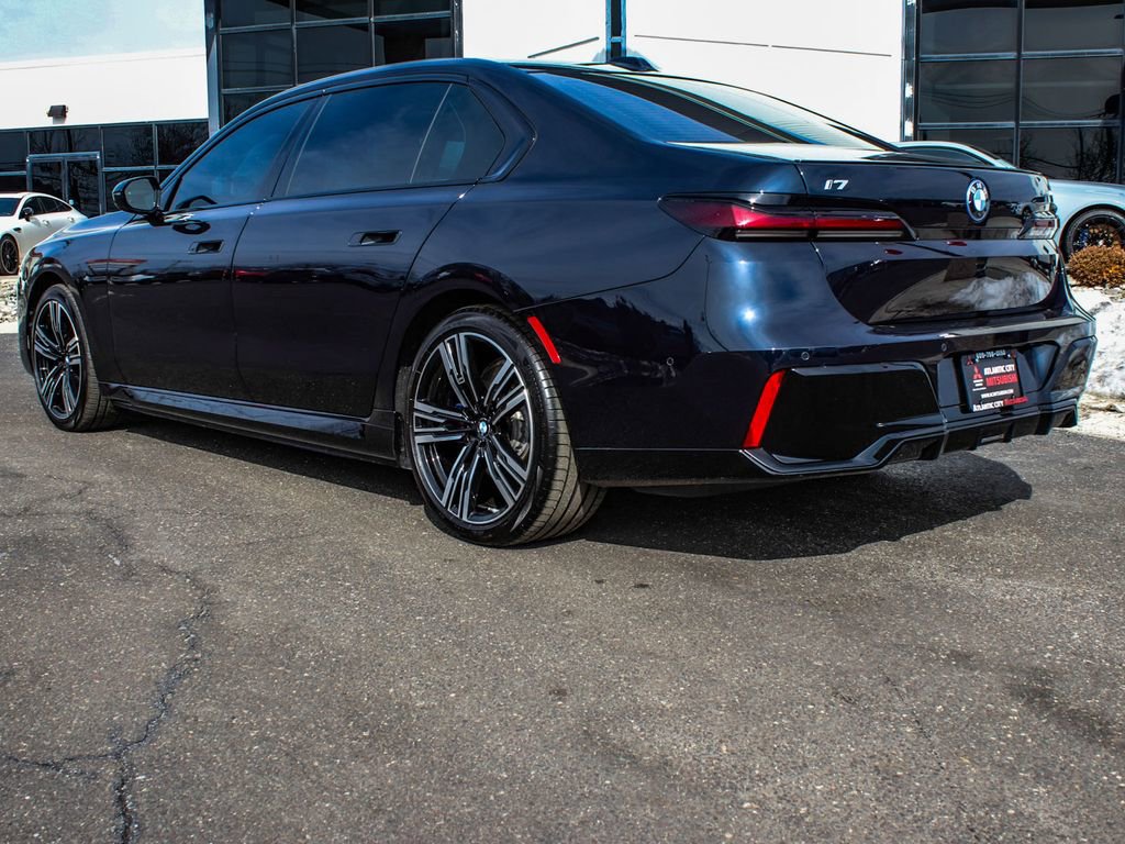 Used 2024 BMW i7 xDrive60 image 4