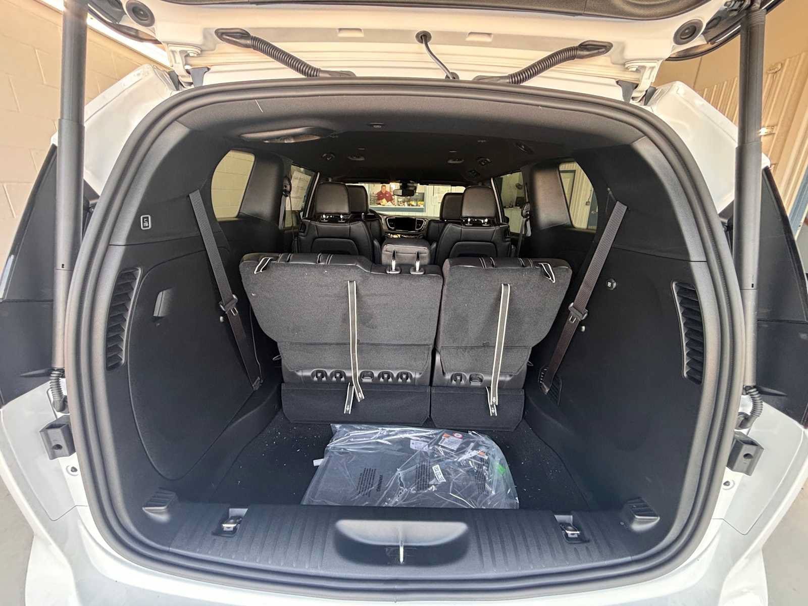 New 2027 Chrysler Pacifica Select FWD image 9