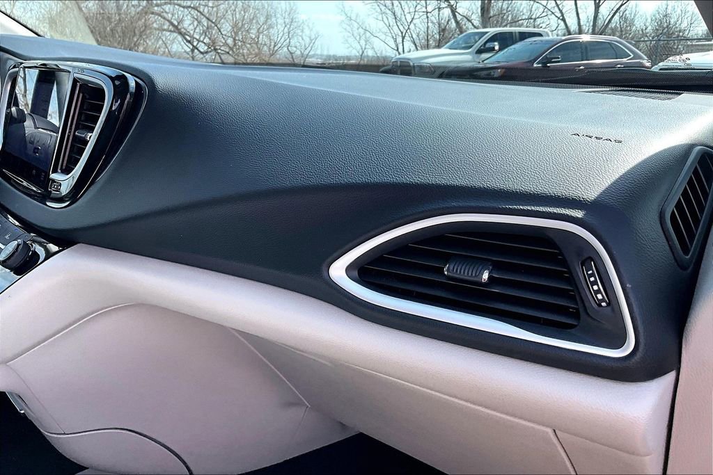 Used 2024 Chrysler Pacifica Touring-L image 21