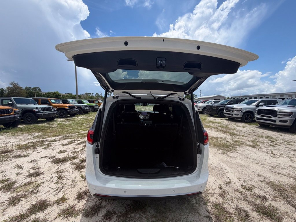 New 2027 Chrysler Pacifica Pinnacle w/ Theater Group FWD image 39