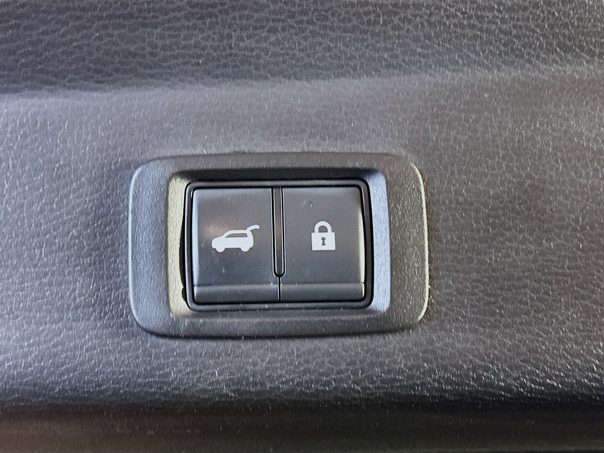 Used 2025 Mitsubishi Outlander SE image 30