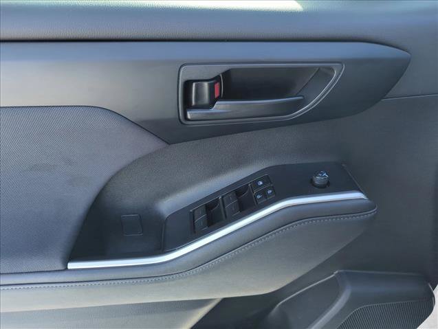 Certified 2024 Toyota Highlander LE FWD image 9
