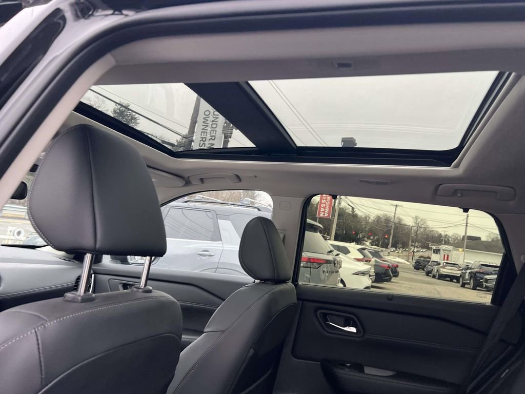 Used 2025 Nissan Rogue SL w/ SL Premium Package image 13