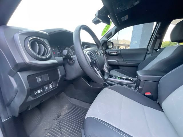 Used 2022 Toyota Tacoma TRD Off-Road AWD/4WD image 11
