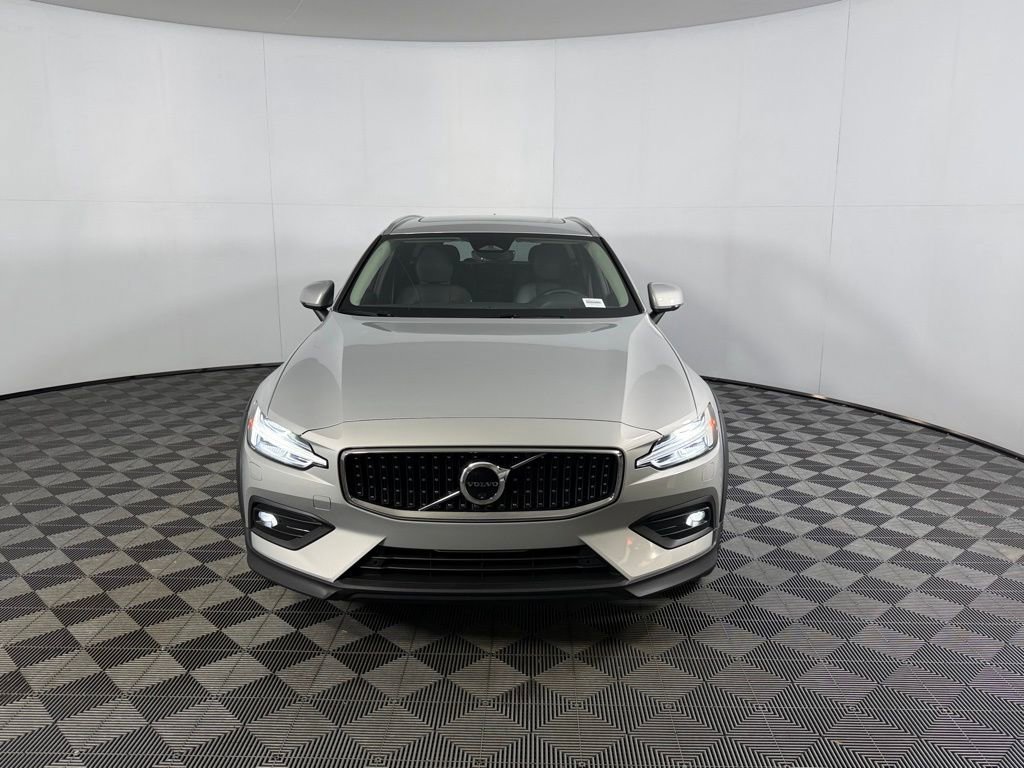 Used 2025 Volvo V60 B5 Cross Country Plus image 5