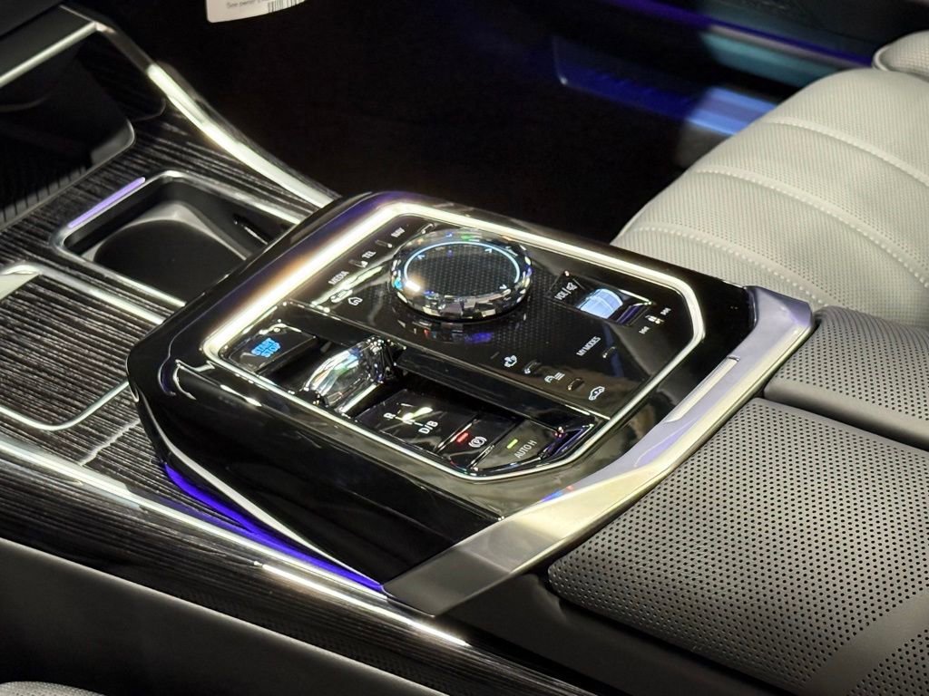 Used 2025 BMW i7 xDrive60 w/ Premium Package image 12