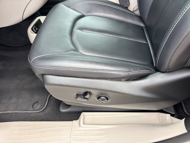 Used 2024 Chrysler Pacifica Touring-L FWD image 7